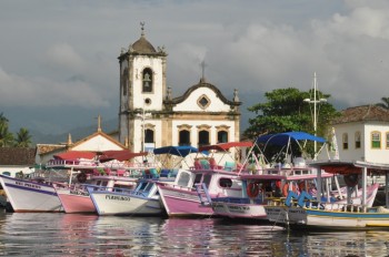 The pink boats of Parati