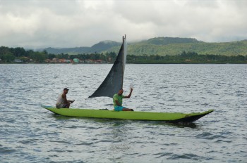 The typical Bahian canoe is low and has long overhangs.