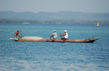 These men live in a village frequented by yotties and have fitted their canoe with makeshift rowlocks.